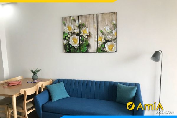 hình ảnh Tranh phòng khách hoa sen đẹp treo trên sofa nỉ xanh coban AmiA 1330