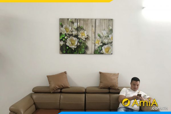 hình ảnh Tranh treo phòng khách hoa sen đẹp trên sofa da góc L AmiA 1330