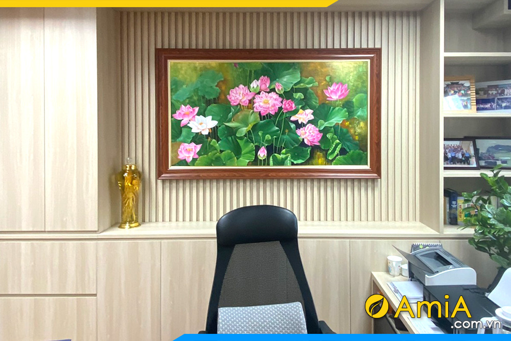 Hình ảnh Treo tranh sơn dầu hoa sen phòng sếp đẹp AmiA TSD 651