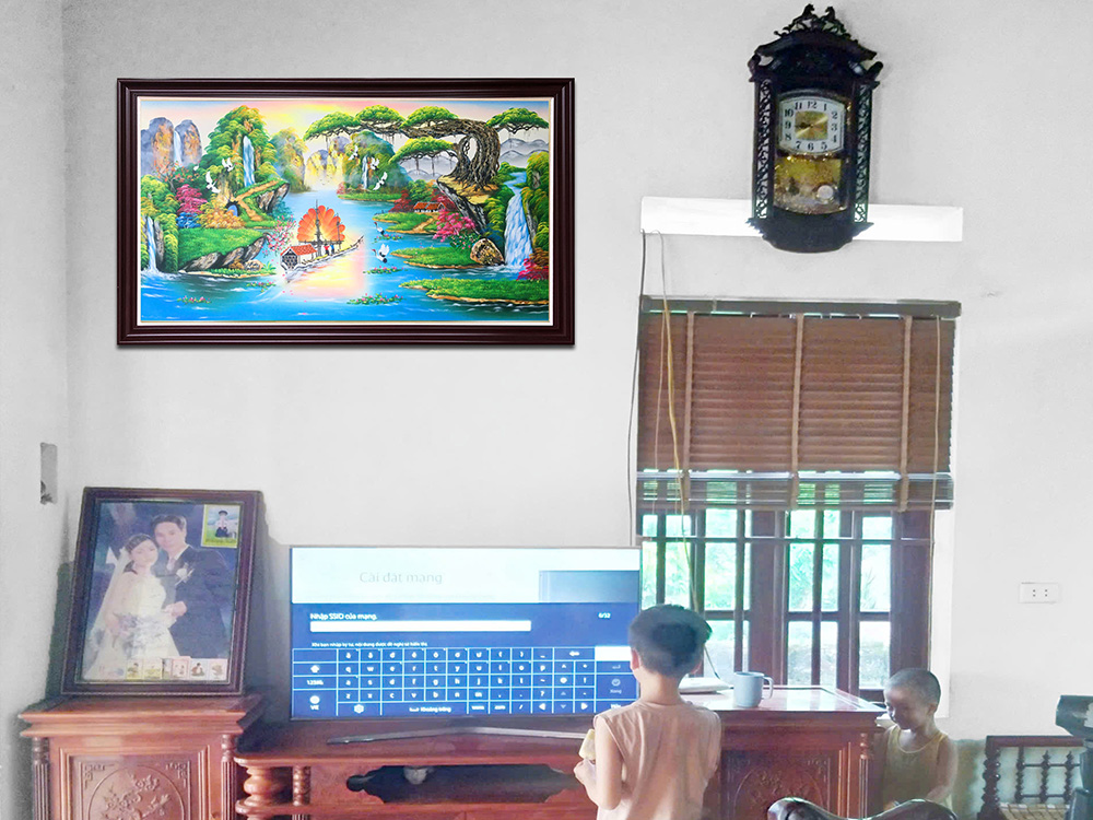 hinh anh tranh son thuy huu tinh son dau treo sau chiec ke tivi