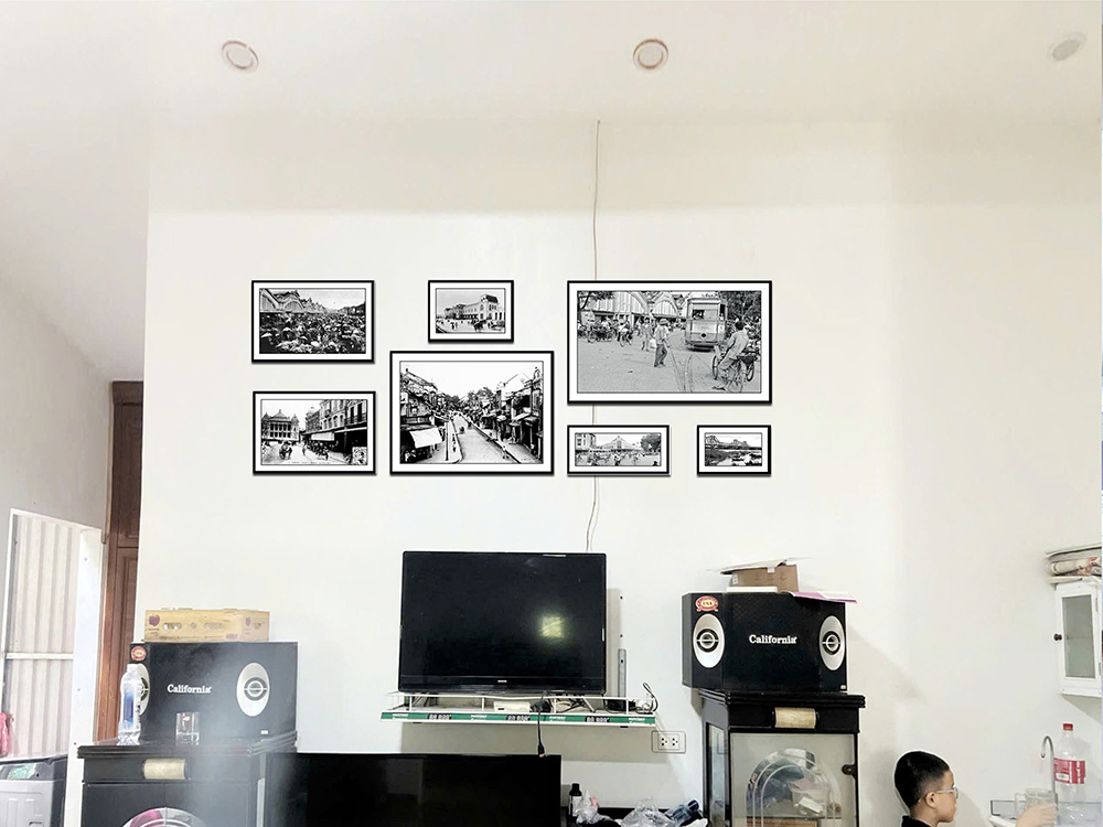 hinh anh treo tranh Ha Noi xua tren ke tivi