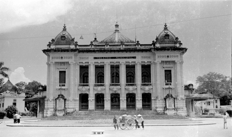 hinh anh tranh den trang ha noi xua nha hat lon