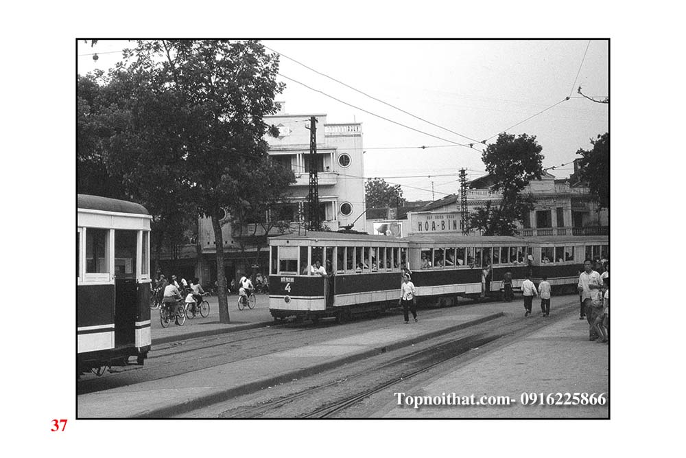 hinh anh tau dien chay tren pho o Ha Noi 1973