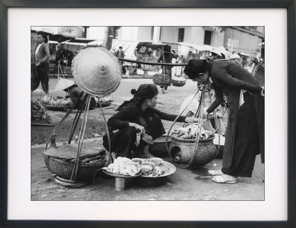 hinh anh buc tranh ha noi xua va nguoi ban hang rong ven duong