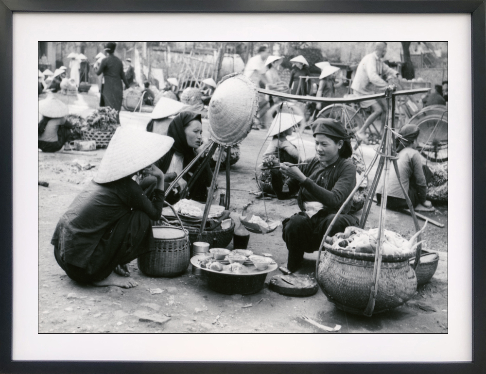 hinh anh buc tranh ha noi xua ben ganh hang rong mot khu cho sam uat
