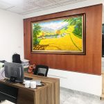 hinh anh tranh ruong bac thang lam qua tang khai truong treo sau ghe giam doc