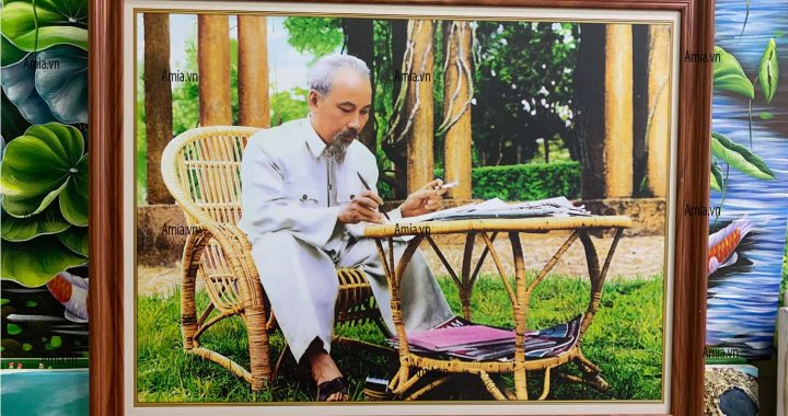 Tranh Bác Hồ ngồi làm việc