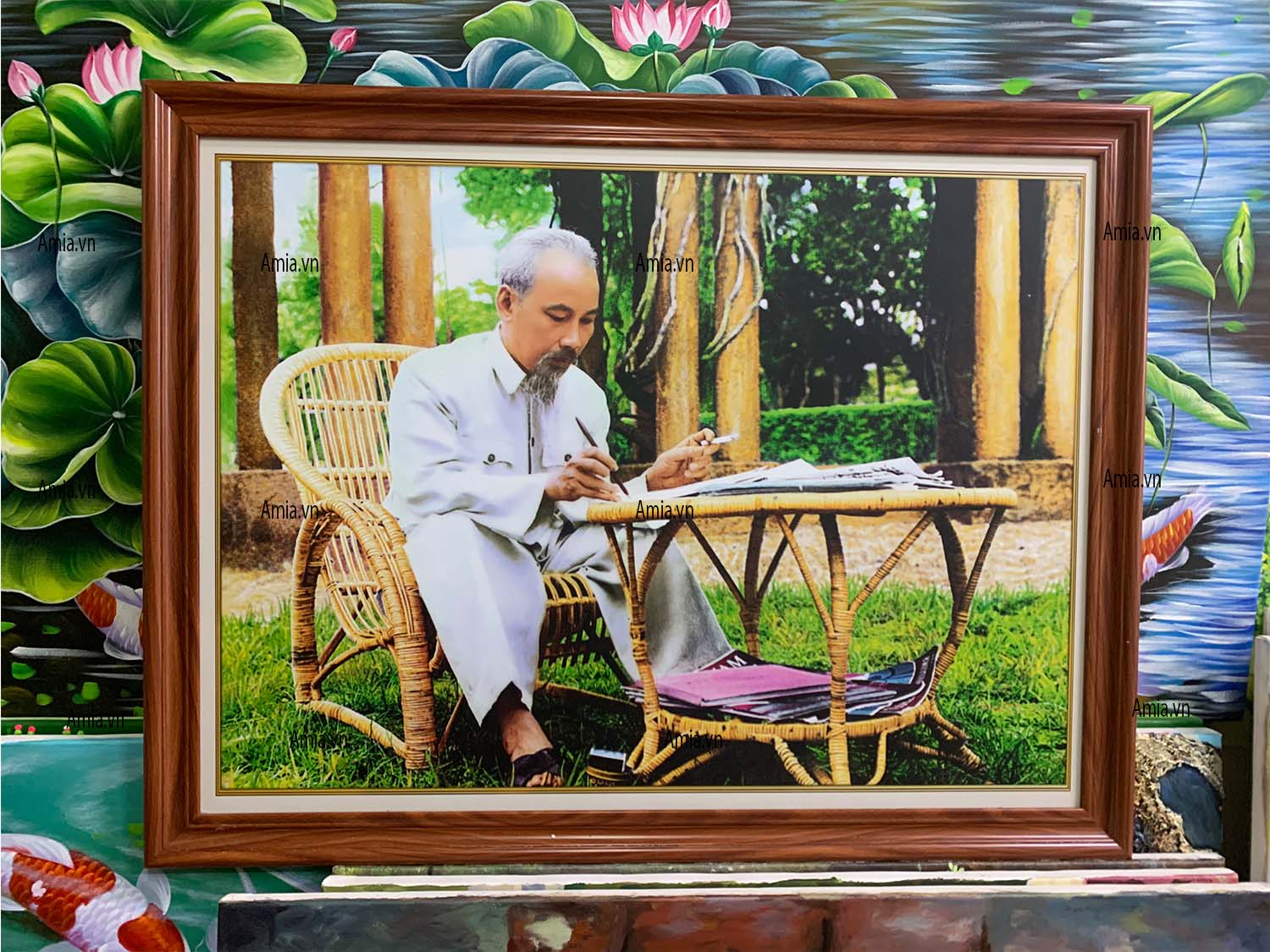 Tranh Bác Hồ ngồi làm ghế mây làm việc trong vườn BH01