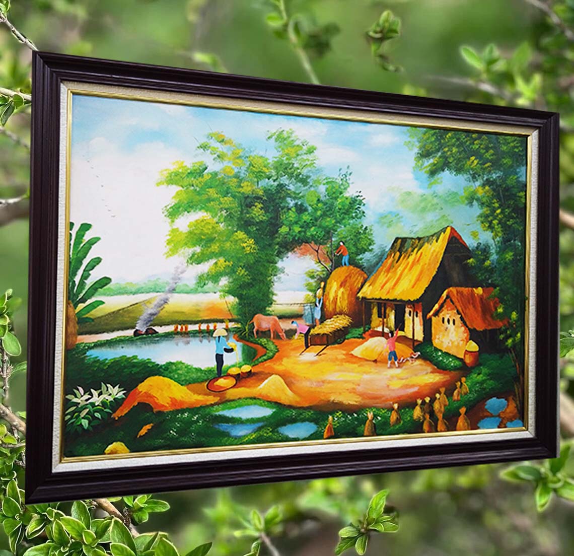 Bức tranh vẽ cảnh sinh hoạt gia đình vào ngày mùa, người đánh đống rơm, con trai cào thóc, mẹ rê lúa, chị cho bò ăn... Đặt hàng 0916225866