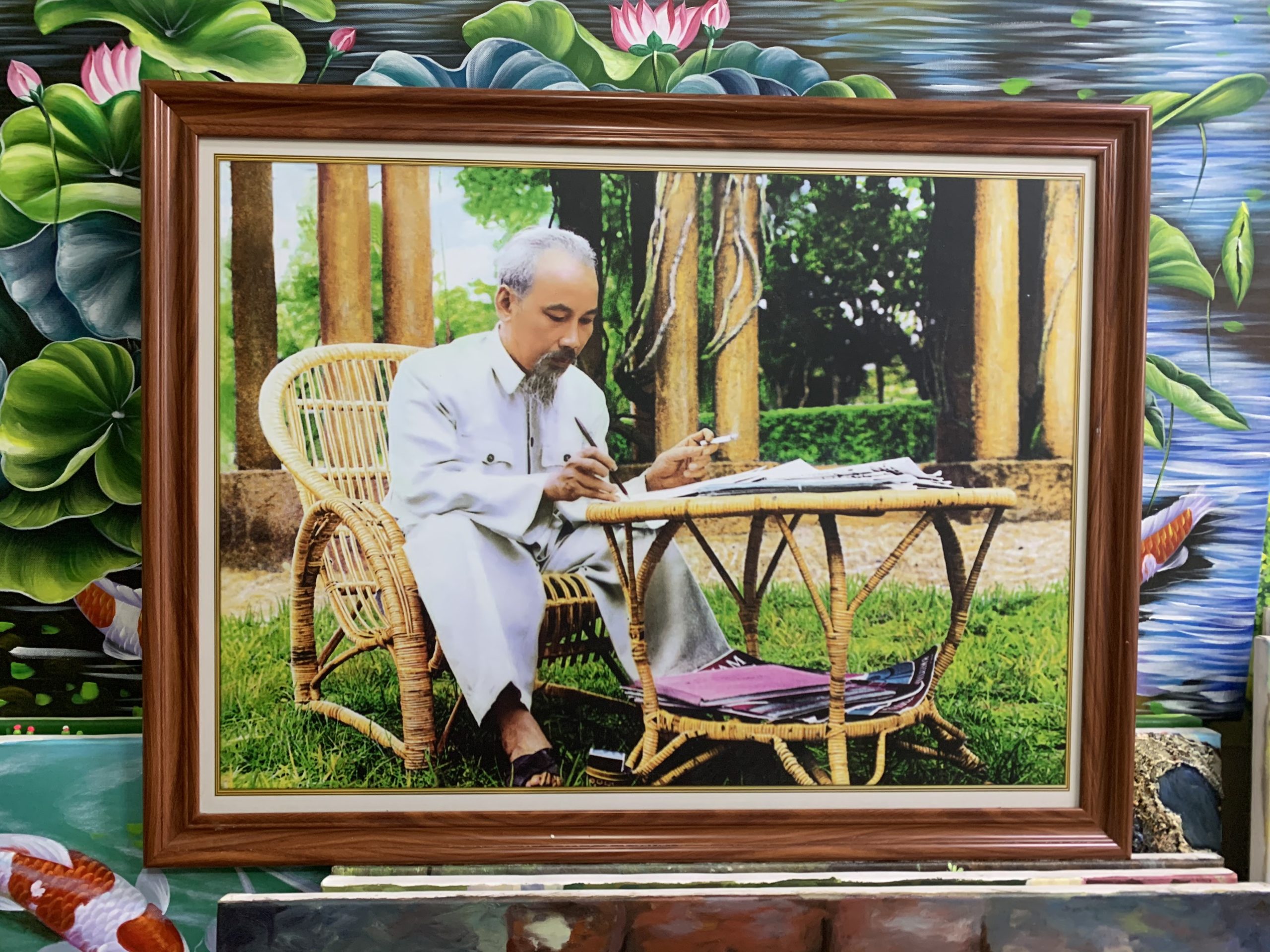 Tranh Bác Hồ ngồi làm việc dòng treo văn phòng luôn được bán sẵn tại Amia