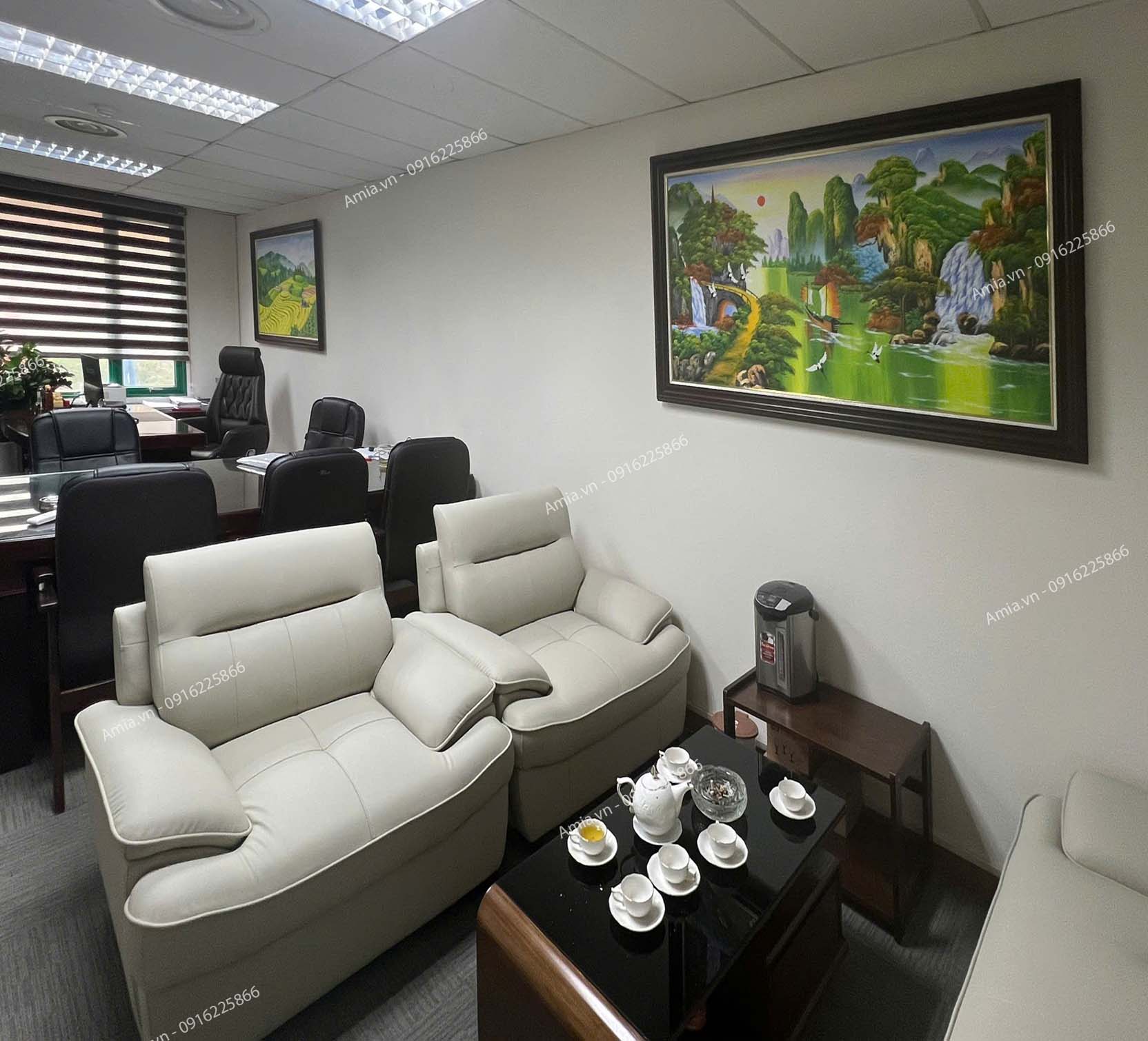 Tranh trang trí tại vị trí bàn tiếp khách phòng sếp