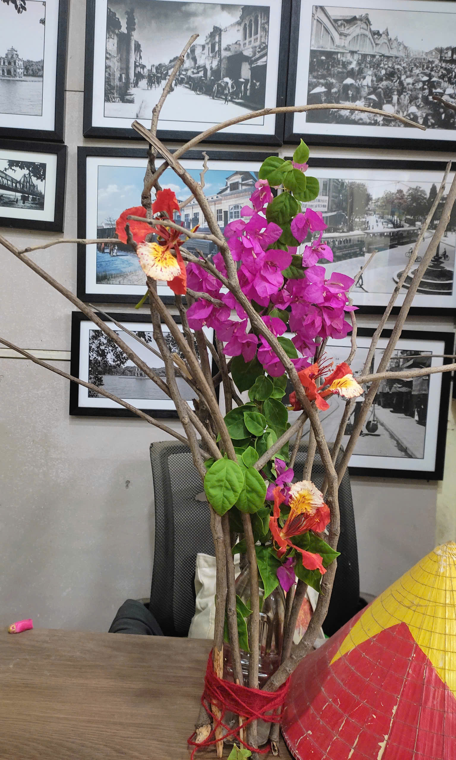 Decor thành phẩm cùng hoa giấy, tranh Hà Nội xưa